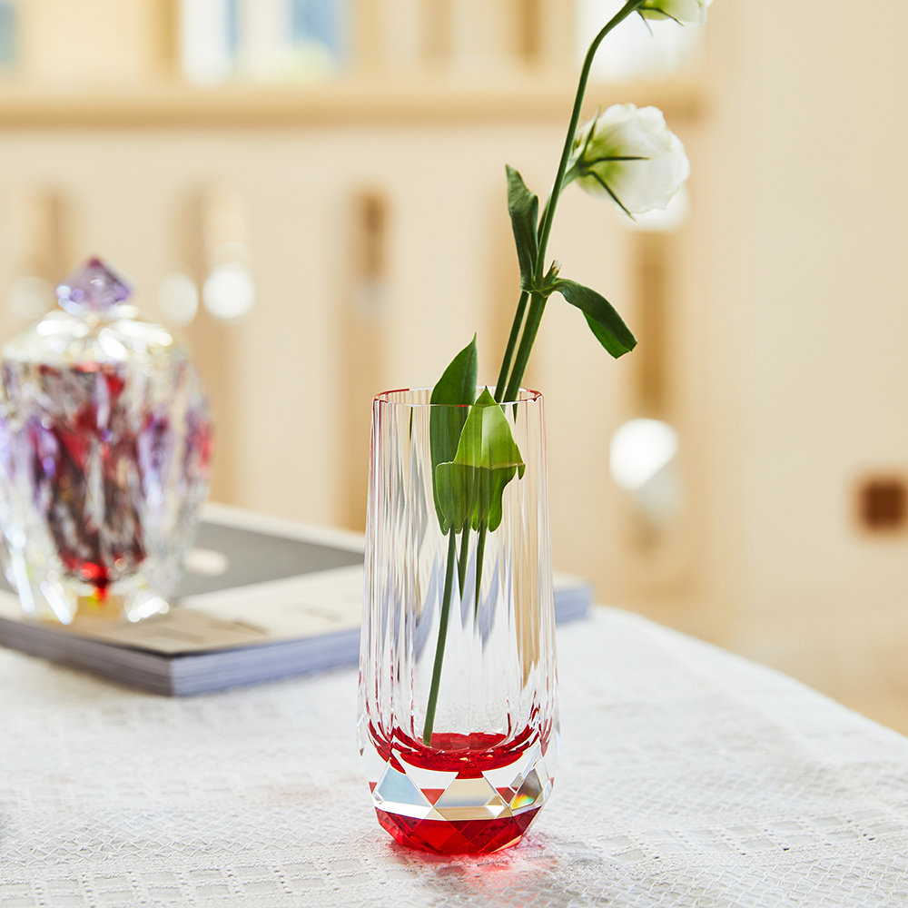 The Allure of Crystal Vases: Timeless Elegance and Artistic Mastery