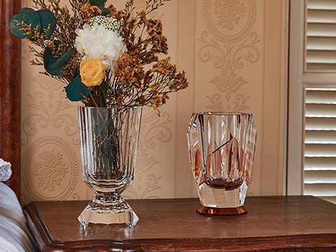 What is the difference between artificial crystal and ordinary glass?